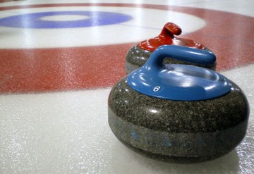 800px-Curling_stones_on_rink_with_visible_pebble